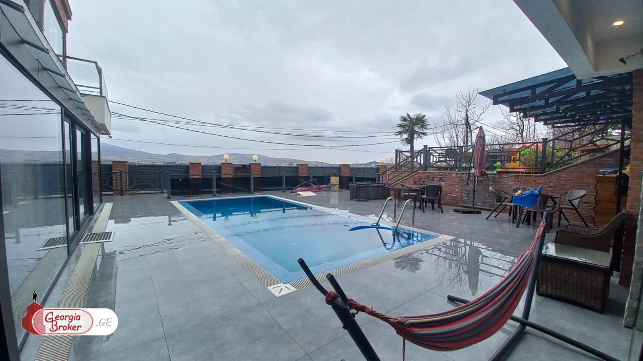 იყიდება ახალი გარემონტებული 12 ოთახიანი სახლი ქოშიგორაზე